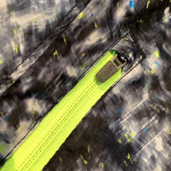 NB Lightweight Hooded Jacket in splashy black/white print neon green accents - Picture 6 of 16